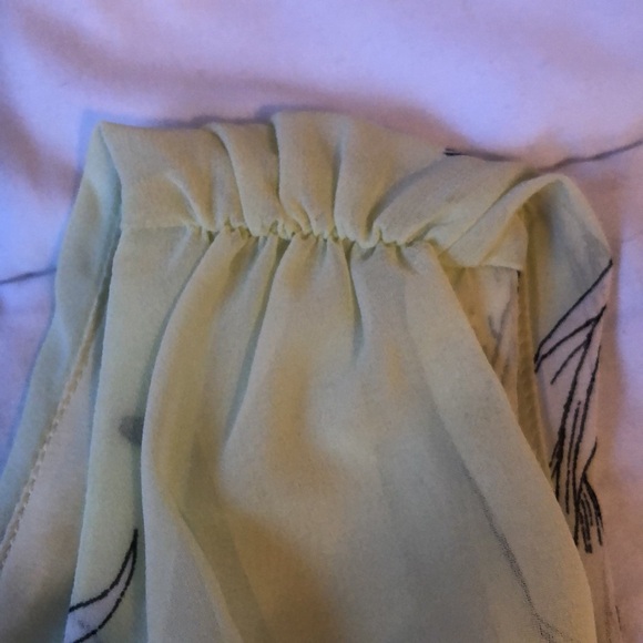 Banana Republic Sleeveless Top. Size medium. Light lime green pattern - Picture 4 of 7